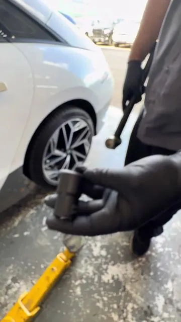 Llegó al taller un carro sin la llave de seguridad de las ruedas 😬 Muchos piensan que hay que cortar o dañar el rin… pero con esta herramienta los removí rápido y sin problemas 🔧 👉 Ideal para birlos y tuercas de seguridad perdidas o dañadas 👉 Funciona mordiendo la tuerca mientras giras 👉 Te ahorra tiempo, esfuerzo y dolores de cabeza en el taller 📦 Herramienta que sí resuelve problemas reales 🔗 Link de compra abajo #GerarMotors #TallerMecánico #MecánicaAutomotriz #Herramientas #HerramientasDeTaller