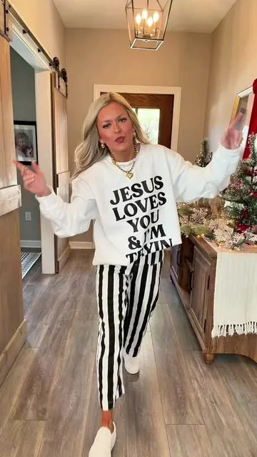 The cutest jeans ever!!! So fun!! #jeans #dopaminedressing #teacher #teacherstyle #stretchyjeans 