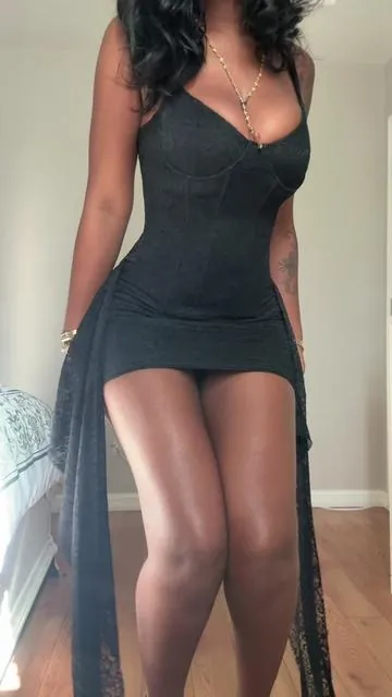 Size M, NOT TALL GIRL or DD girl approved, this dress is so cute n i want to love it but its way too short n the top is meant for B cups💔 #littleblackdresses #minidress #tallgirlproblems 