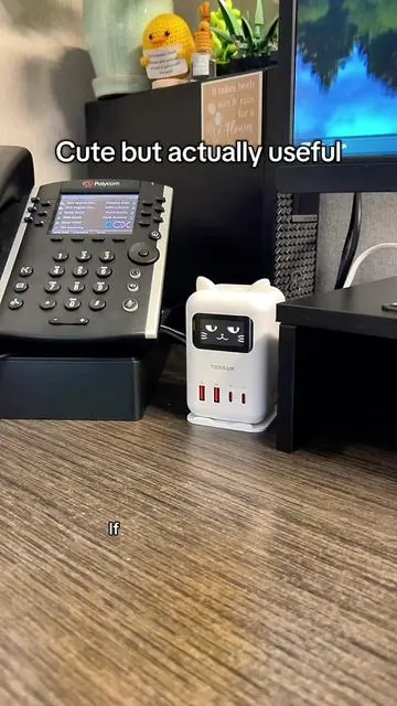 This lucky cat charging station lives on my work desk and keeps all my devices charged without cord chaos. Fast charging, multiple ports, and a fun display that changes depending on the charging mode. If you work at a desk, this is such a clean setup upgrade. #desksetups #usbcharger  #officedesk #workdesk  #techfinds 