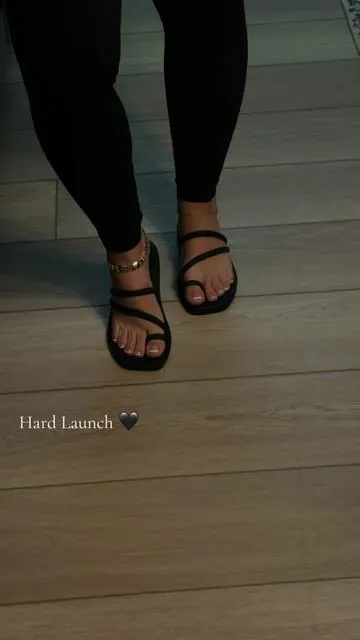 Miami Toe loop sandals 🖤 #crocs #crocssandals #crocsmiami 
