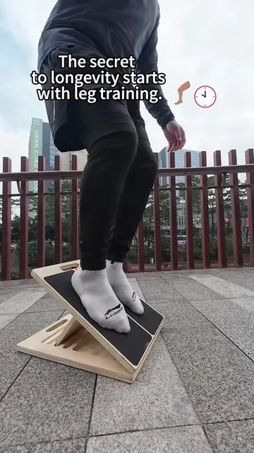 The secret to a long life lies in exercise. Just 45 seconds can improve ankle health.⏰🦵#slantboard #anklepain #runningtip #anklestability #fitness 