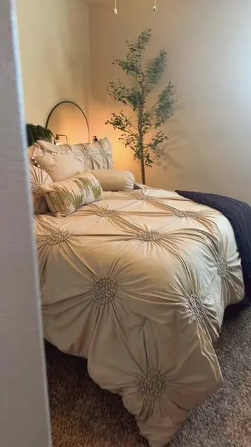 Turn your bedroom into a luxury hotel 🛏️✨ This elegant 10-piece comforter set features a plush, tufted sunflower design that instantly elevates your space while delivering cloud-level comfort. Ultra-soft, cozy, and perfectly layered for year-round use, it comes with everything you need for a complete, polished bed look. Stylish, warm, and high-end without the luxury price tag—once it’s on your bed, you won’t want to get out. #TikTokMadeMeBuyIt #BedroomUpgrade #HomeFinds #LuxuryOnABudget #tiktokshopfinds 