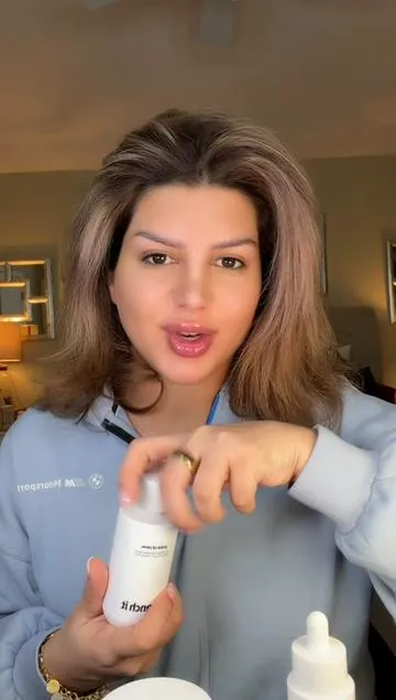 بالدنيا كلها ماراح تلكين احلى واحسن من هالمجموعة تحظرين بيها بشرتج قبل المكياج ..  #makeuphacks #skincareprep #povbeauty #بنات_تيك_توك #حيل_مكياج 