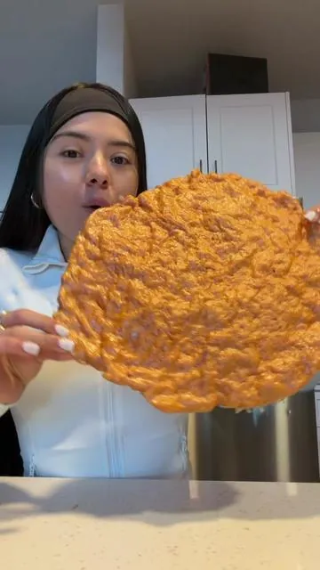 👀CHICHARRÓN DE POLLO CRUJIENTE El snack proteico que NO sabías que necesitabas Quedan brutales: súper crocantes, llenos de sabor y perfectos para acompañar con lo que más te guste. Yo los comí con guacamole, pero van increíble con cualquier salsita fit 😮‍💨✨ El truco está en aplanar bien finito el pollo, extenderlo parejito y cocinarlo a temperatura media, con paciencia. El bicarbonato hace la magia: ayuda a que se airee y quede más crujiente🤍 💡 Puedes hacerlos al horno o en freidora de aire. 📝 Ingredientes: Para el pollo:  * 2 pechugas de pollo * Ajo en polvo * Pimentón * Paprika * Sal y pimienta * 2 cucharadas de bicarbonato