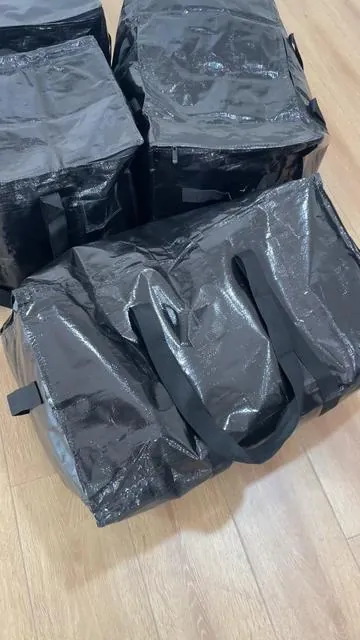 Back to school essential! This black storage bag is a total lifesaver for students, it can hold quilts, pillows, clothes and textbooks. Thickened material is sturdy and durable, easy to carry to dorm without straining, dirt-resistant design means no frequent washing! #OrganizationEssentials #SchoolSupplies #StorageHacks #DurableOrganizer #BackToSchoolHacks      