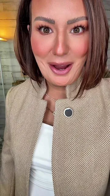 Okkkayyyy THIS is SO sharp!! This isn’t your traditional blazer!  This is like quiet luxury to the max!! The fit is perfection too!! 😍 @CHOUYATOU #blazer #blazers #blazerjacket #chouyatou #ttsacl 