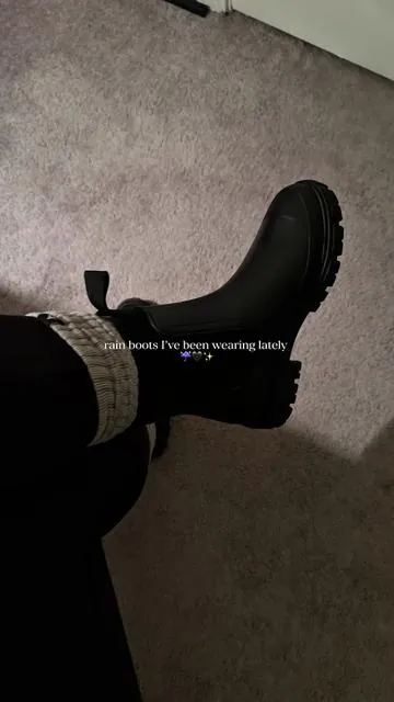 Simple rain boots I’ve been reaching for lately ☔️🖤 • • • #rainboots #fallwinterfashion #waterproofboots #snowboots #tiktokshop 