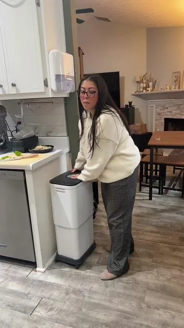 If you’re looking for the perfect #trashbin this one is perfect! #kitchenmusthaves #kitchentrashcan #trashcan #bigtrashcan 