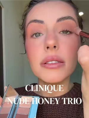 there’s a new Honey in town and she’s GORGEOUS🍯 This trio comes with the octet eyeshadow palette, the lip & cheek oil, and ICONIC almost lipstick ✨ Snag it up while it’s still on sale!  @Clinique #Clinique #CliniqueNudeHoney #NudeHoney #BlackHoney #TikTokShopCreatorPicks