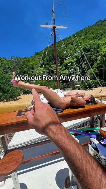 Who needs a packed gym when you can work out from anywhere with a flat surface? 🤩 #resistancebandworkout #newyearnewme #workoutanywhere 