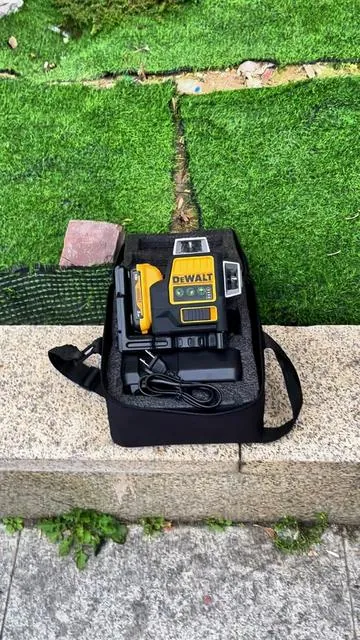 Self leveling laser DEWALT 089LG conbateria recargable de 12 V 2ah; para untrabajo preciso.3 posiciones, 16 lucesverdes y nivel a 360 grados.#dewalt #laser #level #360 #tool 