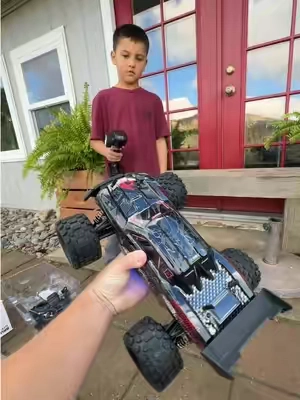 This Rc car has a brushless motor and it’s fast! 👆🤝 #rccar #rctruck #rctok #TikTokShopCreatorPicks #TikTokShopHolidayHaul 