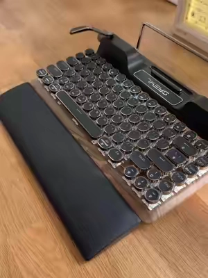 I thinks this retro typewriter-style keyboard from 7keys is the perfect blend of style and functionality #keyboard #typewriterkeyboard #retrokeyboard #TechGadgets #desksetup 