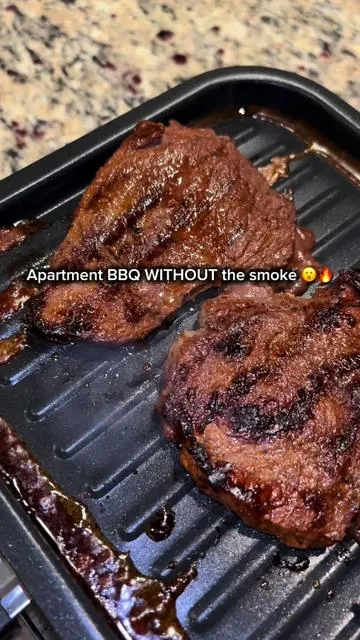 Apartment BBQ without the smoke 😮‍🔥 Steak on top, veggies cooking underneath, and my smoke alarm stayed silent. This indoor grill gets HOT, cooks everything at once, and the cleanup is literally one wipe. #smokelessgrill #indoorgrill #tiktokmademebuyit #dinnerideas 
