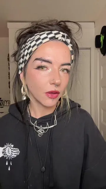 😔 making makeup videos between tears - the mental gymnastics we’re all getting too good at in order to get through our days to pay our bills 😔 I have no answers but we do have action. Please, everyone try be safe out there. #eyeshadow #duochrome 