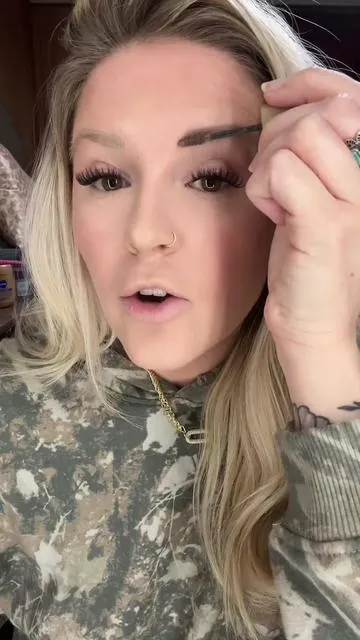 The @Maybelline NY super fluff colonizing eyebrow mousse is so EASY and beginner friendly 🙌🏻 #maybelline #maybellinepartner #browtutorial #eyebrowtutorial 