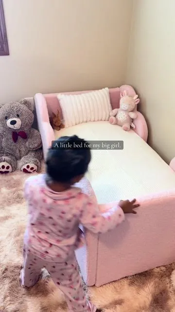✨ So happy she loves her new cozy corner. @LILYPELLE #toddlerbed #bedfortoddler #furniturefinds #homefinds #cozyspaceforkids 
