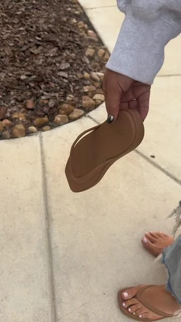@Crocs flip flops in milk chocolate are IT ✨✨✨#crocs#flipflops #womenssandals #tiktokshopcreatorpicks #crocssandals 