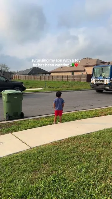 I know someday I'm going to miss having a toddler getting excited about a garbage truck..🥹 #garbagetruck #garbagetrucktoy #toysforkids #MomsofTikTok #motherhood 