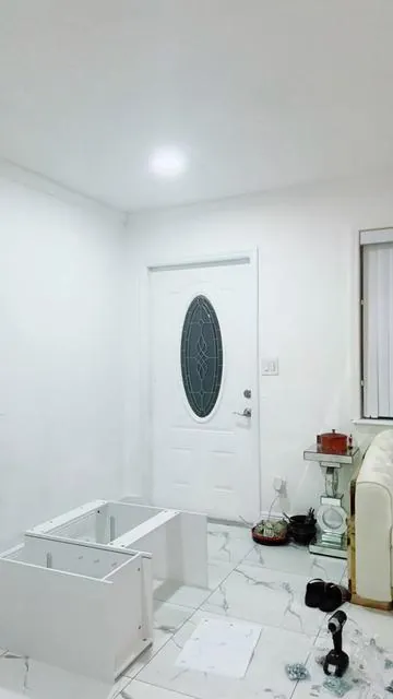 Súper recomendada , mesita para maquillaje con luces y espejo , buen presio y buena calidad 