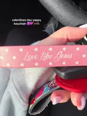 Such a great little Valentine’s Day gift!!! Hurry before this print sells out!✝️😭🩷✨🫶🏼 @Yappy Bracelets  #yappy #yappykeychain #keychain #valentinesdaygift #bibleversedaily 