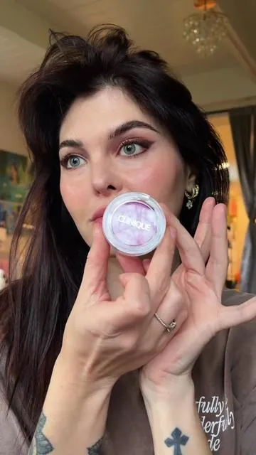 Is she purple?! Is she pink?! SHES PANSY POP!!! Perfect for spring! But my favorite all year round @Clinique #clinique #blush #makeup #tiktokshopfinds #makeuptutorial 