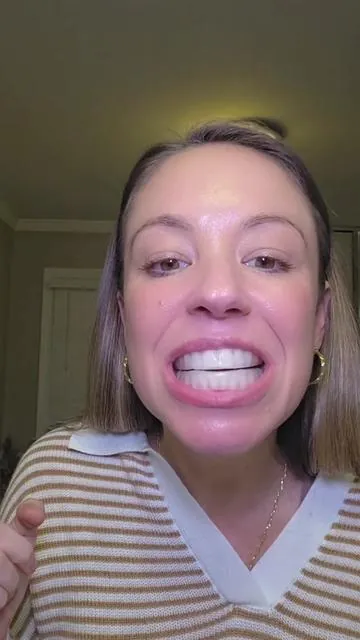 These teeth whitening u-wraps by @BocaBella check every box!  360 coverage ✔️ pain free ✔️ residue free ✔️ no slip grip ✔️ supports enamel health ✔️ #bocabella #teethwhitening #whiteteeth #prettyteeth #teethwhitener 