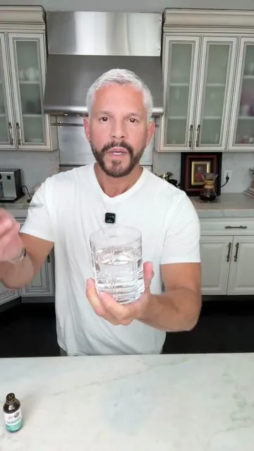 🔥 ¿Has visto este líquido verde viral en TikTok? 💚 No, no es jugo mágico… ¡es clorofila líquida vegana de @MaryRuth's  😱✨ Y sí, funciona — porque es como tomar un baño detox por dentro. ☀️🌳La clorofila es el pigmento verde de las plantas 🌿, el que les permite transformar la luz del sol en energía. Y cuando la tomas en forma líquida, como estas gotas veganas de MaryRuth’s, tu cuerpo recibe ese mismo impulso de energía y limpieza natural 🌞. 🍃 ¿Qué hace en tu cuerpo? ✅ Ayuda a desintoxicar el organismo y limpiar la sangre. ✅ Combate el mal olor corporal y el mal aliento (¡sí, de verdad!) 😅 ✅ Mejora la digestión y la absorción de nutrientes. ✅ Aumenta los niveles de energía natural, sin cafeína. ✅ Y apoya la piel dándole un brillo saludable desde adentro ✨ Además, es vegana, sin gluten, sin OMGs ni azúcares añadidos, y tiene un sabor súper refrescante cuando la mezclas con agua fría o jugo de limón. 🍋💦 🎯Yo tomo mis MaryRuth’s Vegan Chlorophyll Liquid Drops todas las mañanas, y lo juro, ¡es mi ritual detox favorito! 💚 Si quieres sentirte más limpio, con más energía y con la piel glowing, entra al carrito naranja aquí abajo 🛒 y pruébalo tú también. #MaryRuths #clorofilaliquida #desintoxicate #rodnerfigueroa #clorofila 