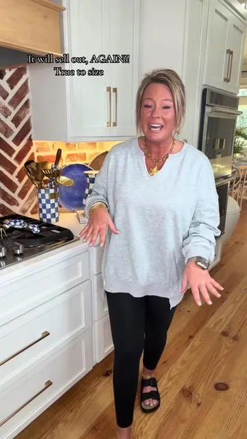 The v-neck seals the deal for me on this oversized sweatshirt!! #oversizedshirt #sweatshirt 