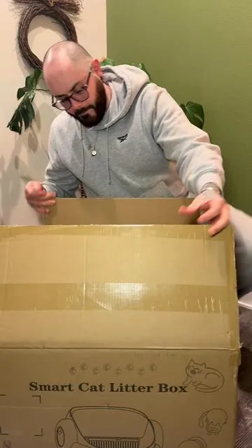 Aquí amamos todo lo que nos hace la vida sencilla y entre todo eso, esta caja de arena inteligente para mi gata. Ojo, esto también sirve para MÁS DE 1 GATO!! Ella igual va a limpiar el desecho después de cada gato.  #gato #smartlitterbox #clumpingcatlitter #cat #tecnologia 