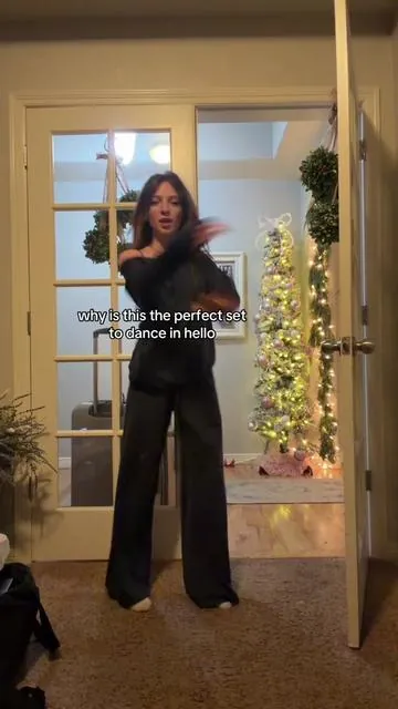 this set is so perfect for dancing and it’s sooo comfy too #loungewear #dance #ootd #matching #offtheshoulder 