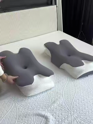 I didn’t even buy a pillowcase, it already came with one. #foryoupage #neckpain #ergonomicpillow #pillow #memoryfoam #neckpillow #necksupport 
