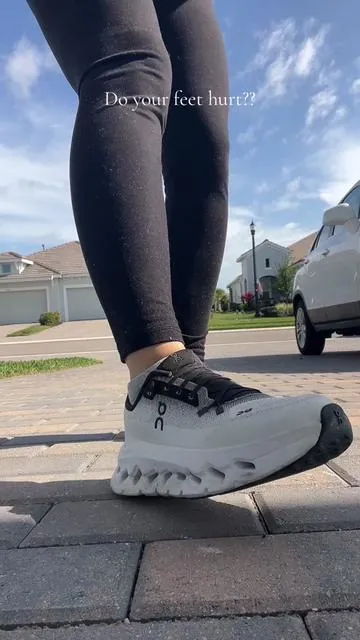 I see where they get the name for these shoes because it literally feels like you’re walking on clouds all day!  Love these sneakers!  #onclouds #oncloud #womenssneakers #athleticsneakers #comfortablesneakers 