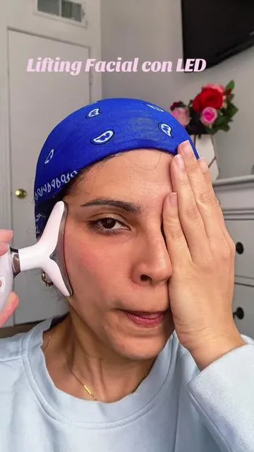 ✨ Masajeador Facial de 7 Luces LED | Reafirma, Ilumina y Rejuvenece tu Piel desde Casa ✨ Transforma tu rutina de skincare con este masajeador facial con tecnología LED de 7 luces, diseñado para mejorar la firmeza, reducir arrugas, minimizar poros y devolverle a tu piel un aspecto más joven y luminoso. 💡 Beneficios principales: ✔️ Ayuda a levantar la piel del rostro y cuello ✔️ Reduce líneas de expresión y flacidez ✔️ Estimula la producción de colágeno ✔️ Mejora la textura y el tono de la piel ✔️ Ayuda a disminuir acné, manchas y enrojecimiento ✔️ Masaje relajante que activa la circulación 🌈 Tecnología de 7 luces LED: 🔴 Rojo: Anti-edad y colágeno 🔵 Azul: Acné y bacterias 🟢 Verde: Manchas y tono desigual 🟡 Amarillo: Luminosidad y rojeces 🟣 Morado: Reparación celular 🔷 Cian: Calma piel sensible ⚪ Luz blanca: Reafirmante profunda Ideal para todo tipo de piel ✨ Perfecto para uso en casa, fácil de usar y resultados visibles con uso constante. 🛒 Consíguelo ahora desde el carrito de compra y eleva tu rutina de cuidado facial al siguiente nivel.                       #masajeadorfacial #drenajefacial #luzledfacial #cuidadodelapiel #glowskin 