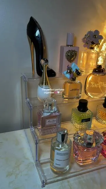 ¡La mejor manera de organizar tus perfumes! 😍🫶🏼💕#perfume #perfumeorganization #vanity #perfumedisplay #organizador 