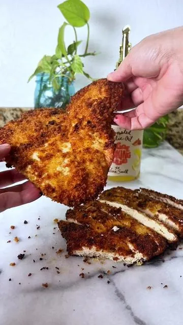I put @Nara Smith’s roasted garlic oil collab with @Algae Cooking Club to the test! What better way to test the high smoke point than with fried chicken schnitzel!  I’m not even joking with how heavenly the garlic smell and taste was. It’s also not sharp but sweet and refined. When its raw you also get the hint of yuzu. It has quite the depth of flavor.  Ps this post is sponsered but all opinions are truthful and my own.  #narasmith #narasmithcooking #algaecookingclub #foodiefinds #foodreview 