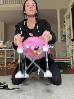 This travel toddler chair is the BEST #toddlerfinds #toddlermusthaves #toddlerchair #summermusthaves 