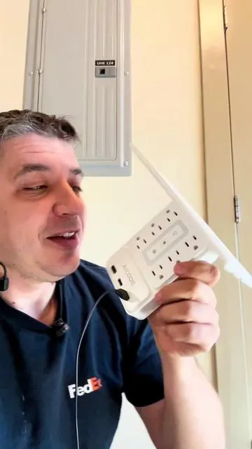 Розетка с полочкой 👆🏻👌🏻👍#tiktokshop #homehacks 