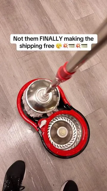 This spin mop is cutting my cleaning time in HALF 🤌 #cleaninghacks #newyearcleanhome #cleaninggadgets #cleaningtips #mophacks 
