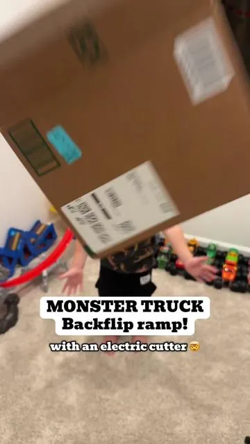 The SECOND I saw this electric cutter, I knew exactly what I’d use it for. Not just breaking down boxes, but building more ramps 😎🤣 • • #monsterjam #monstertruckramp #electricscissors #monstertrucktoddler #toddlerdiyactivity 