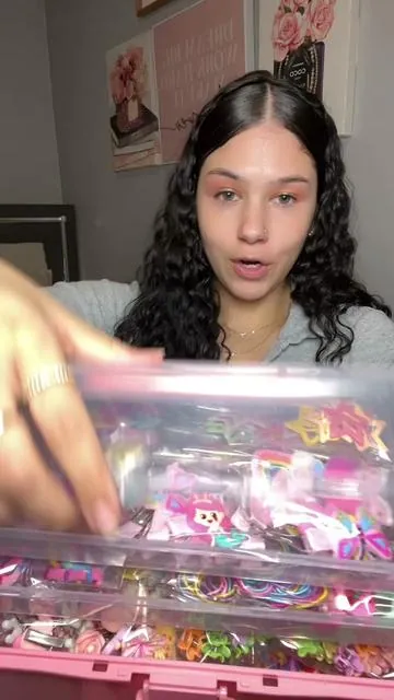 Lots of hair accessories for girls 😍 you can get it with the box or without! #yamiluzd #momofgirls #hairaccessories #kidsoftiktok #tiktokshopfinds