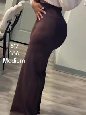 Yep… I got them in BROWN now 😮‍🔥 Tall-girl friendly ✔️ POCKETS ✔️ Snatched but comfy ✔️ I’m 5’7 wearing a Medium — don’t play with the girls. 🛒 Tap the cart before they sell out #oqq #snatched #tallgirlfriendly #quality 