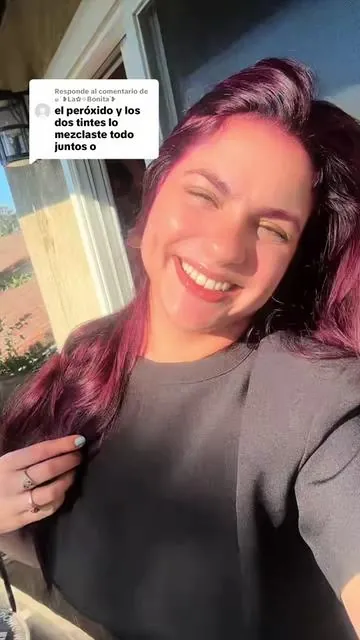 Respuesta a @๑˙❥La✿✧Bonita˙❥ Aquí te dejo la mezcla exacta que usé para este rojo borgoña 🍷✨: 🧪 FÓRMULA BORGOÑA KÜÜL  1 tubo completo de Rojo Violeta KÜÜL  60 ml del tono Violeta KÜÜL  1 pomito de peróxido en crema de 30 volúmenes 👉 Aplicado en TODO el cabello 🎨 SEGÚN TU COLOR DE BASE: 🖤 Cabello teñido de negro / muy oscuro ➡️ Necesitas decolorar antes (subir a nivel 5–6). Si no aclaras, el borgoña no se va a notar. 👩🏾‍🦱 Cabello castaño natural (no teñido) ➡️ No necesitas decolorar. Usa la misma mezcla: Rojo Violeta (1 tubo) + 60 ml Violeta + peróxido 30 vol. 🔴 Cabello ya rojo (cualquier rojo previo) ➡️ No decolores, tu base ya es ideal. Usa la fórmula completa: 1 tubo Rojo Violeta + 60 ml Violeta + 30 vol en todo el cabello. ❄️ Cabello claro / con mechas ➡️ El color agarra más rápido. Usa la misma mezcla, pero controla el tiempo (45 min). 👵🏼 Cabello con canas / blanco ➡️ Estos tintes küül sí cubren canas. Usa la mezcla completa con 30 vol y deja todo el tiempo de proceso. 💡 Tip: Si quieres que se vea todavía más borgoña profundo, puedes agregar un poquito más de violeta en la próxima aplicación. Guarda este video y compártelo con alguien que ame este color tanto como tú y como yo 💕 Encima de mi nombre te dejo los tintes y el peróxido que necesitas @Küül @LucyGlam Beauty #cherryhair #k#kuulr#redhairp#peliroja❤️👩🏻‍🦰burgandyhair