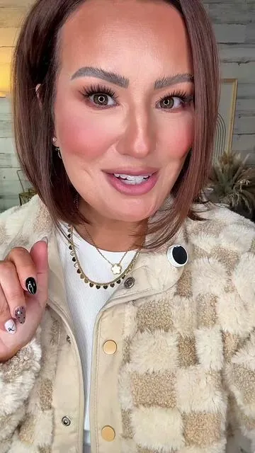This  checkered Sherpa jacket is one that you need to RUUUUNNN to grab!  It’s going so fast and it’s actually perfection!! 🤗 @CHOUYATOU #sherpajacket #checkeredprint #jacket #chouyatou #ttsacl 