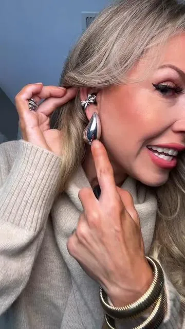 Beyond impressed!! Grabbing myself a 2nd pair now because I know they’ll sell out, and when I lose these six months from now, I can’t buy them again. I’m gonna cry. #wirelessearbuds #earringearbuds #earbuds 