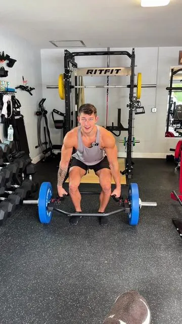 This trap bar is AWESOME. The swivel handles make it very comfortable for deadlifts, farmers carries, shrugs, rows, and more. It’s a 22 pound bar that can hold up to 400 pounds. The best part though? The price. See for yourself with the link in the bottom left corner of the video. Mind you most trapped bars are easily $250-$500. #deadlifts #homegym 