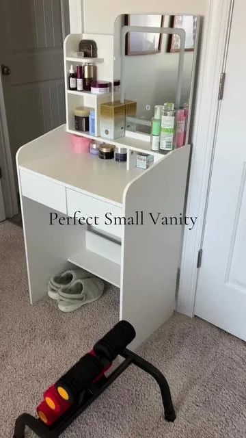 Love my little vanity #vanity #makeupvanity #makeupvanityideas #vanitydesk #makeup 