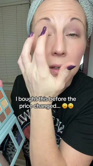 I love a palette that actually works with mature skin instead of fighting it. These eyeshadows blend so nicely, don’t look dry, and once your eyes are done… your whole face is already right there. This one just makes getting ready easier. #MatureSkinBeauty #MakeupOver40 #Over35Beauty #LauraGellerBeauty #MakeupForWomen