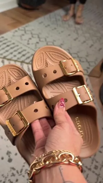 Crocs Women’s Saturday Sandals… YES PLEASE!! @Crocs #crocs #sandals #sandal #womenssandals #sandalseason 